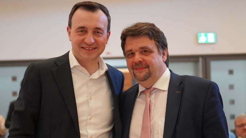 Dennis Radtke (rechts) mit dem Generalsekretär der CDU NRW, Paul Ziemiak MdB (links), auf dem Bezirksparteitag der CDU Ruhr in Oberhausen. Foto: Julian Kendziora