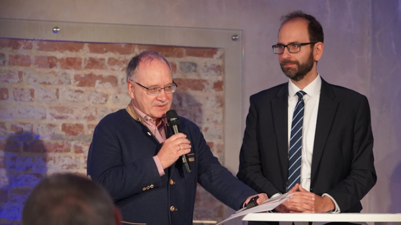 Der CDU-Kreisvorsitzende Fabian Schütz (rechts) ehrt Hans Neubauer (links) für 50 Jahre Mitgliedschaft in der CDU.
Foto: Julian Kendziora
