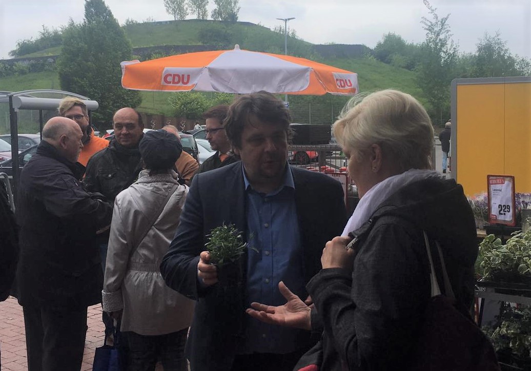 Dennis Radtke und das Team des OV Gerthe/Hiltrop-Bergen verteilen Blumen