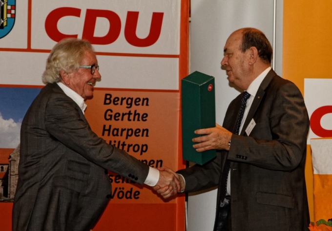 Roland Mitschke dankt dem Minister Dr. Stephan Holthoff-Pförtner