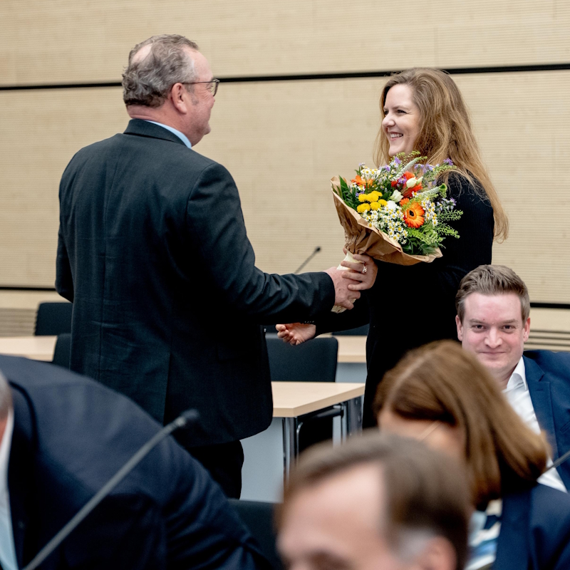 Fraktionsvorsitzender Bodo Klimpel (links) gratuliert Fee Roth (rechts) zur Wahl in den Fraktionsvorstand.
Foto: Paul Schneider
