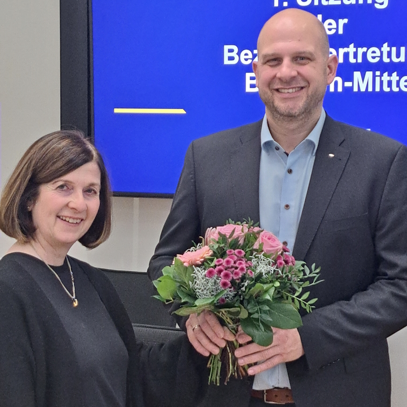 Die Fraktionsvorsitzende Susanne Dewender gratuliert dem wiedergewhlten stellv. Bezirksbrgermeister David Schary