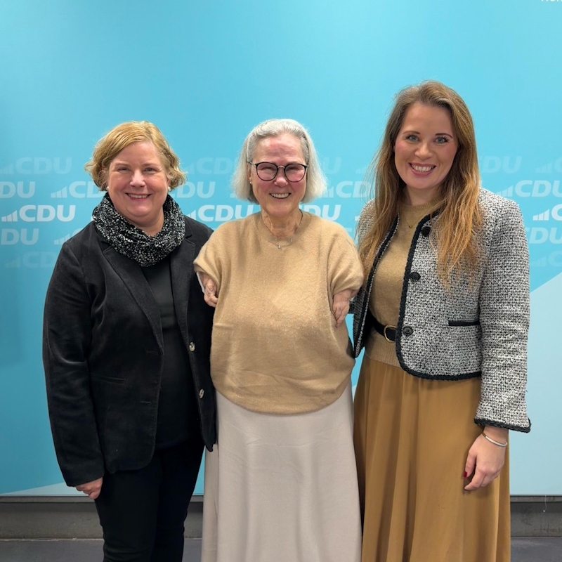 Bildzeile (v.l.n.r.)
Bilden die neue Landesspitze der CDA-Frauen: Claudia Middendorf (stellvertretende Landesvorsitzende, Dortmund), Ilonka Strebitz (Landesvorsitzende, Remscheid), Felicitas Arndt (stellvertretende Landesvorsitzende, Bochum)
Foto: Danie