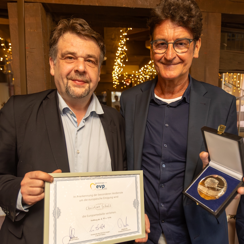 F�r sein langj�hriges Engagement f�r die europ�ische Idee in der schulischen Praxis hat der Bochumer CDU-Europaabgeordnete Dennis Radtke (links) den langj�hrigen Schulleiter des Walter-Gropius-Berufskolleg in Bochum, Christian Schulz (rechts), mit der Eur